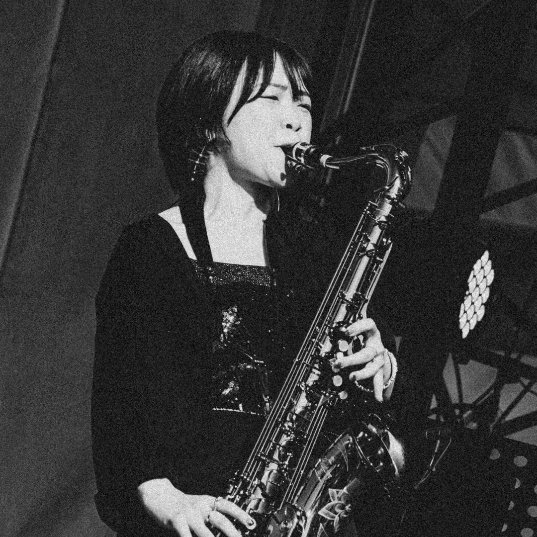 サックスを演奏する岡勇希